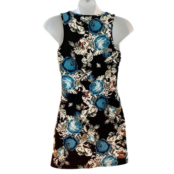 Urban Behaviour | Sleeveless Top - Picture 10 of 11